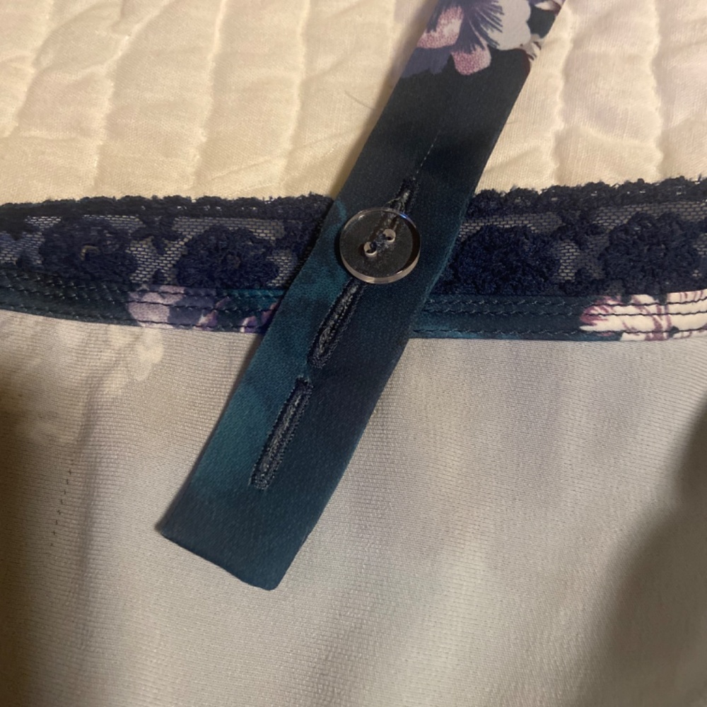 Urban Outfitters Lace Blue Floral Crop Top
Size Small - Picture 4 of 4